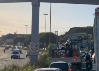 Acidente deixa quatro feridos e gera congestionamento