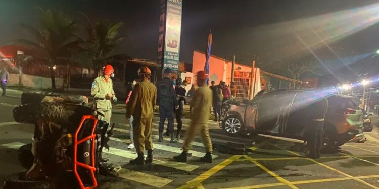 Acidente grave entre carro e quadriciclo
