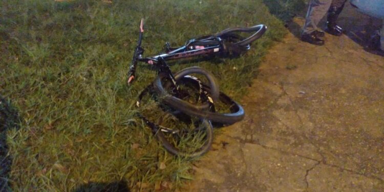 Ciclista é atropelada por carro Baixada Campista.
