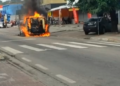 Carro pega fogo em rua do Centro