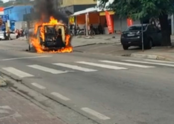 Carro pega fogo em rua do Centro
