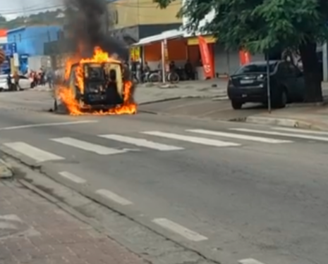 Carro pega fogo em rua do Centro