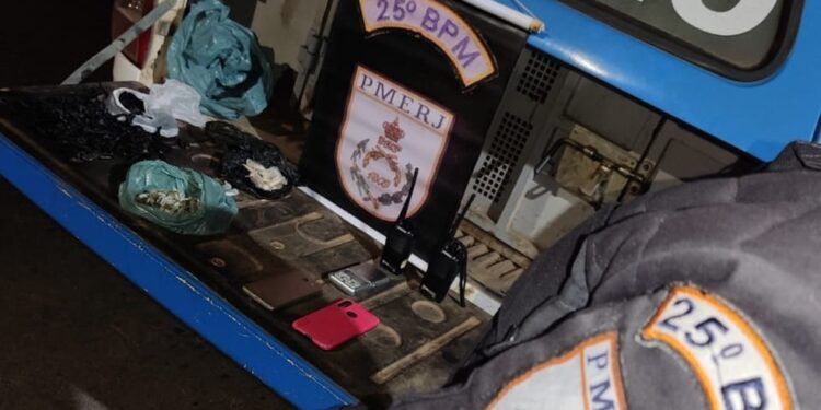 Homens presos por tráfico de drogas em Búzios