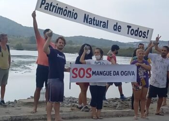 Moradores desobstruem manguezal em Cabo Frio