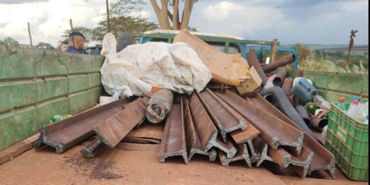 PM flagra ladrões de trilhos em Campos