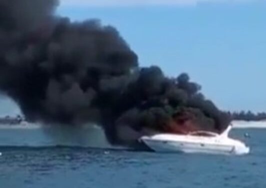 Lancha pega fogo em Cabo Frio