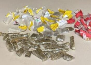 PM detém homem e adolescente com drogas na Região dos Lagos