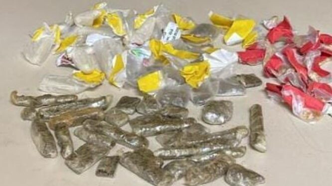 PM detém homem e adolescente com drogas na Região dos Lagos