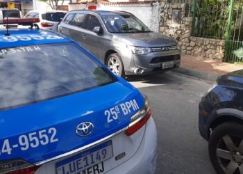 Menores fogem com carro dos pais em Arraial