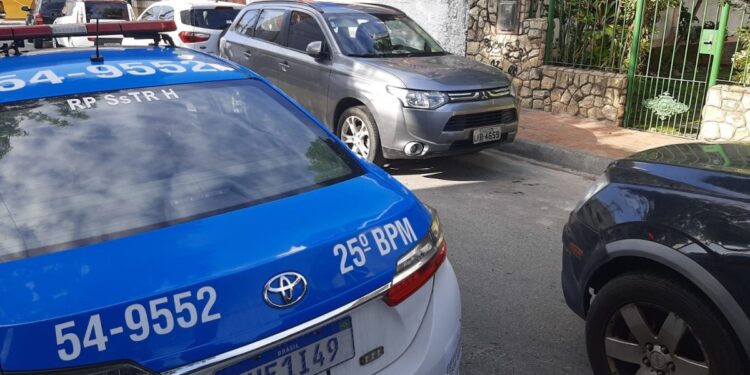 Menores fogem com carro dos pais em Arraial