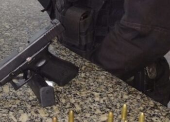 Apreensão de pistola e munições em terreno baldio em Macaé