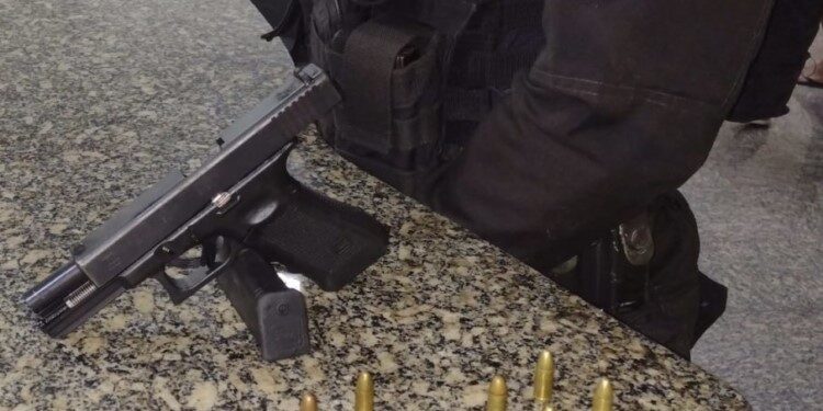 Apreensão de pistola e munições em terreno baldio em Macaé