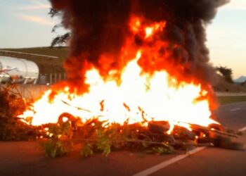 Por falta de transporte moradores fecham BR 101 na altura de Campos dos Goytacazes
