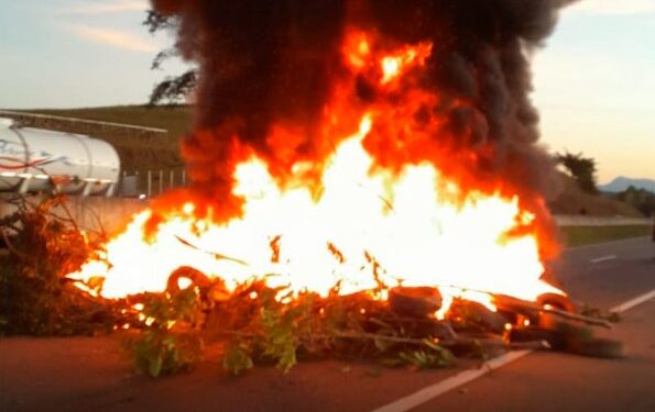 Por falta de transporte moradores fecham BR 101 na altura de Campos dos Goytacazes