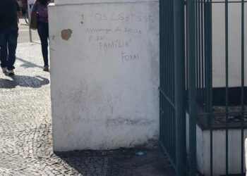Centro da cidade é vandalizado com pichações homofóbicas em Cabo Frio