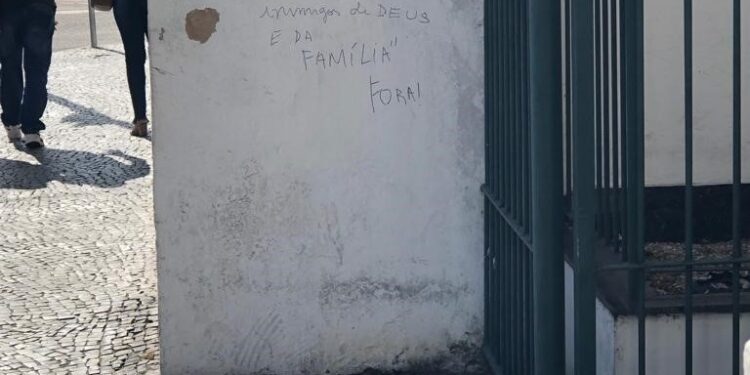 Centro da cidade é vandalizado com pichações homofóbicas em Cabo Frio