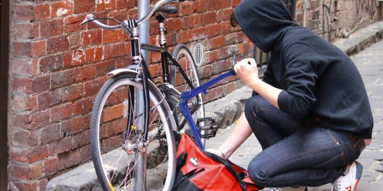 Bicicleta furtada em plena luz do dia em Cabo Frio
