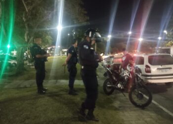 Operação de irregularidades notifica 50 veículos em Cabo Frio