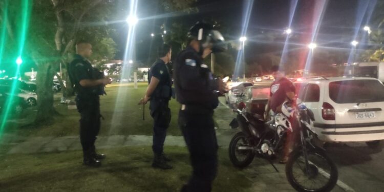 Operação de irregularidades notifica 50 veículos em Cabo Frio