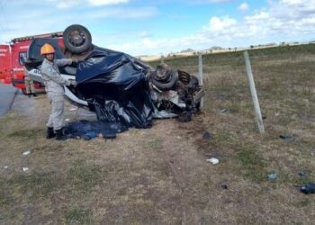 Carro com cinco pessoas capota