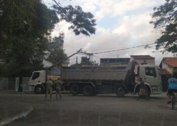 Poste cai em cima de caminhão após colisão em Campos dos Goytacazes