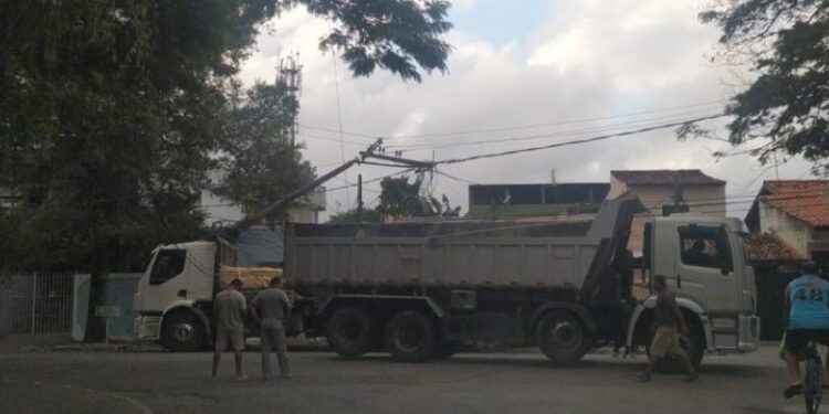 Poste cai em cima de caminhão após colisão em Campos dos Goytacazes