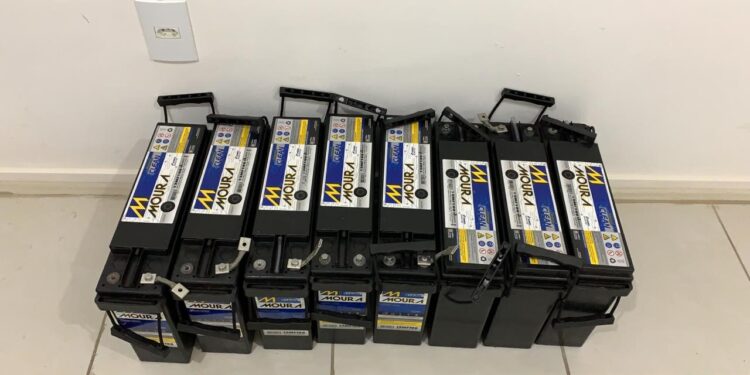 Baterias furtadas em torre de telefonia são achadas