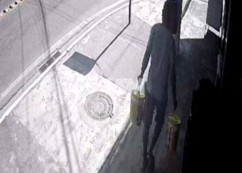 Dupla de criminosos furta loja em plena luz do dia