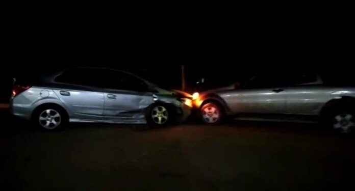 Dois carros colidem de frente na Região