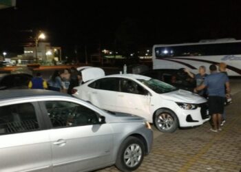 Carro capota em acidente e prefeita ajuda no socorro em São Francisco de Itabapoana