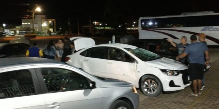 Carro capota em acidente e prefeita ajuda no socorro em São Francisco de Itabapoana