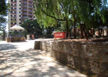 Quatro pessoas baleadas em praça na Região