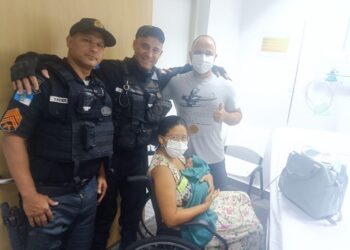 Recém-nascido engasgado é salvo por policiais