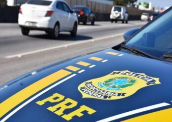 PRF encontra cheques milionários com vítima acidentada