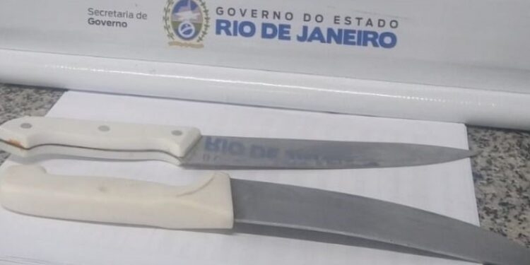 Homem detido ao ameaçar vítima com faca