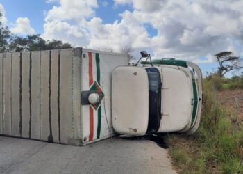 Caminhão tomba e interdita estrada em São João da Barra