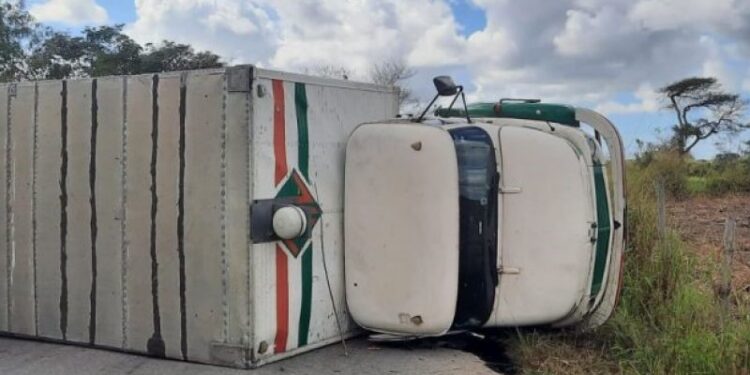 Caminhão tomba e interdita estrada em São João da Barra