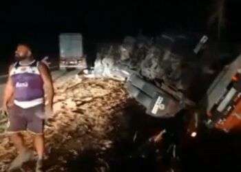 Carreta tomba na BR-101