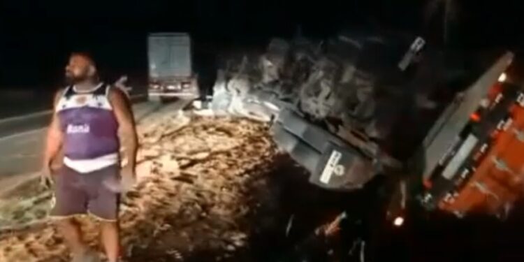 Carreta tomba na BR-101