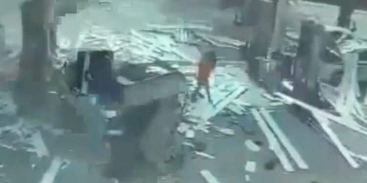 Duas pessoas em estado grave após explosão em posto de gasolina