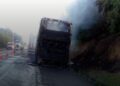 Ônibus de turismo fica destruído após pegar fogo na BR-101