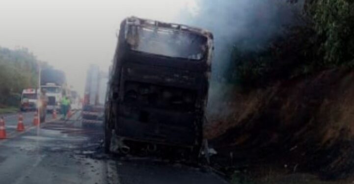 Ônibus de turismo fica destruído após pegar fogo na BR-101