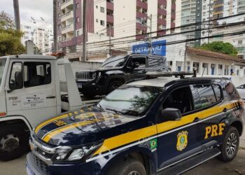 Carro roubado é recuperado em rodovia