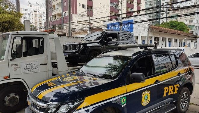 Carro roubado é recuperado em rodovia