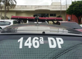 Carro com marcas de tiros é encontrado em garagem de casa, em Guarus