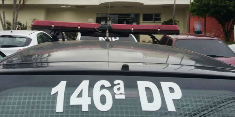 Carro com marcas de tiros é encontrado em garagem de casa, em Guarus