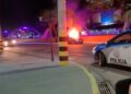 Carro fica destruído após pegar fogo no Centro