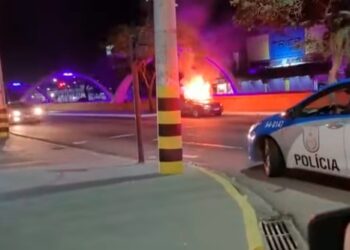 Carro fica destruído após pegar fogo no Centro