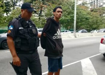 Mãe de rapaz que matou a ex amarrou o filho para entregá-lo à polícia