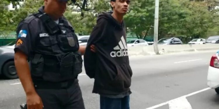 Mãe de rapaz que matou a ex amarrou o filho para entregá-lo à polícia